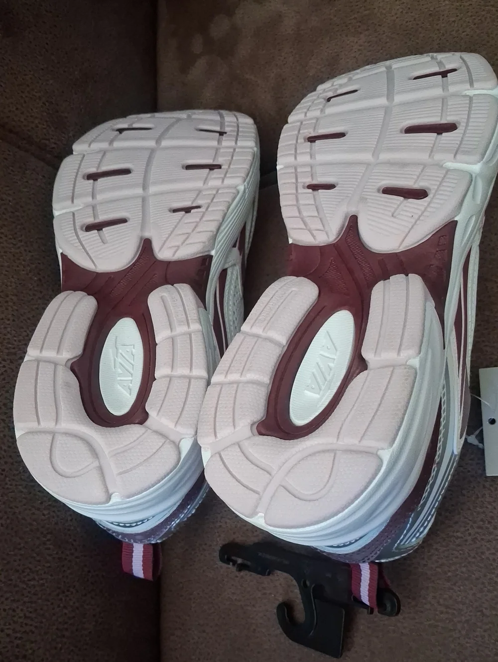 Avia 5000 Sneaker Women’s Athletic Shoes in White & Burgundy Size 8